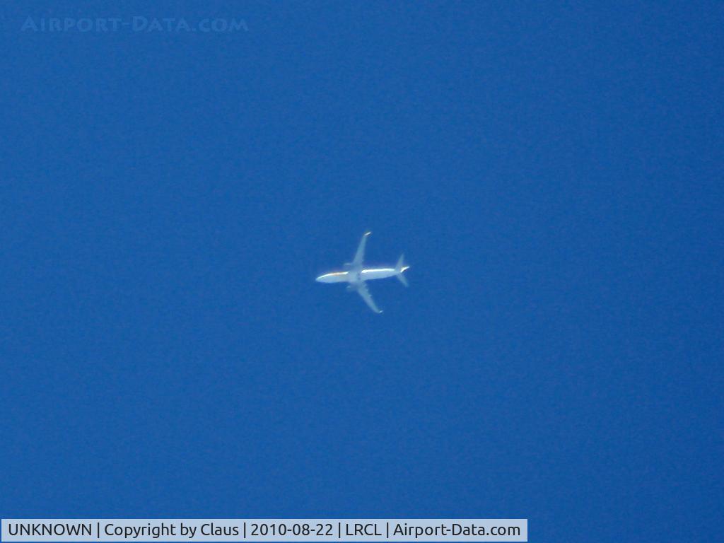 UNKNOWN, Contrails Various C/N Unknown, Primera Air [EOS 450D / Tamrom 70-300 Maximum Zoom+Crop]