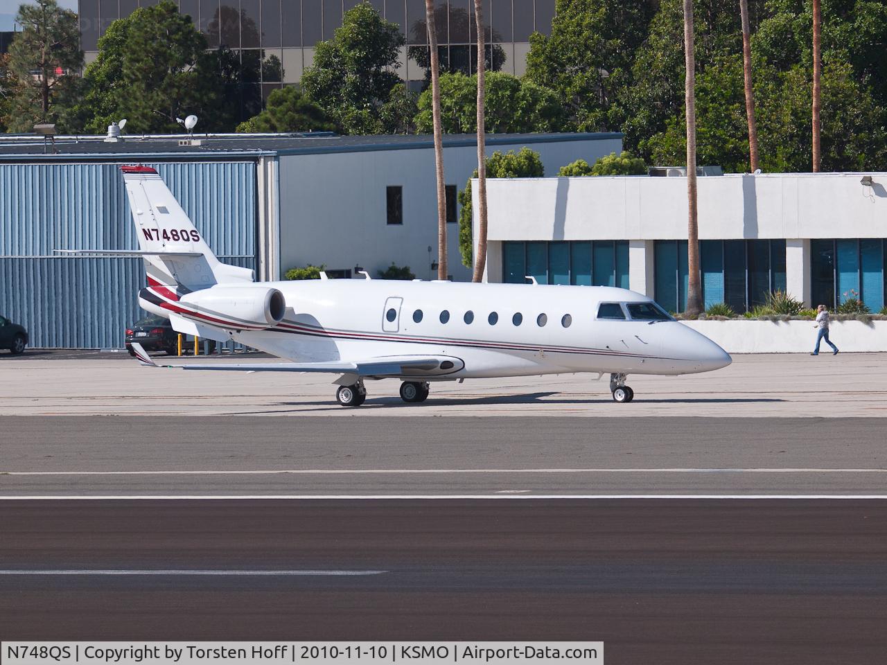 N748QS, 2006 Israel Aircraft Industries Gulfstream 200 C/N 157, N748QS taxiing