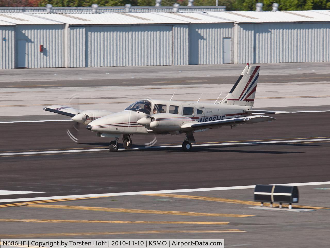 N686HF, 1982 Piper PA-34-220T Seneca C/N 348233176, N686HF departing from RWY 21