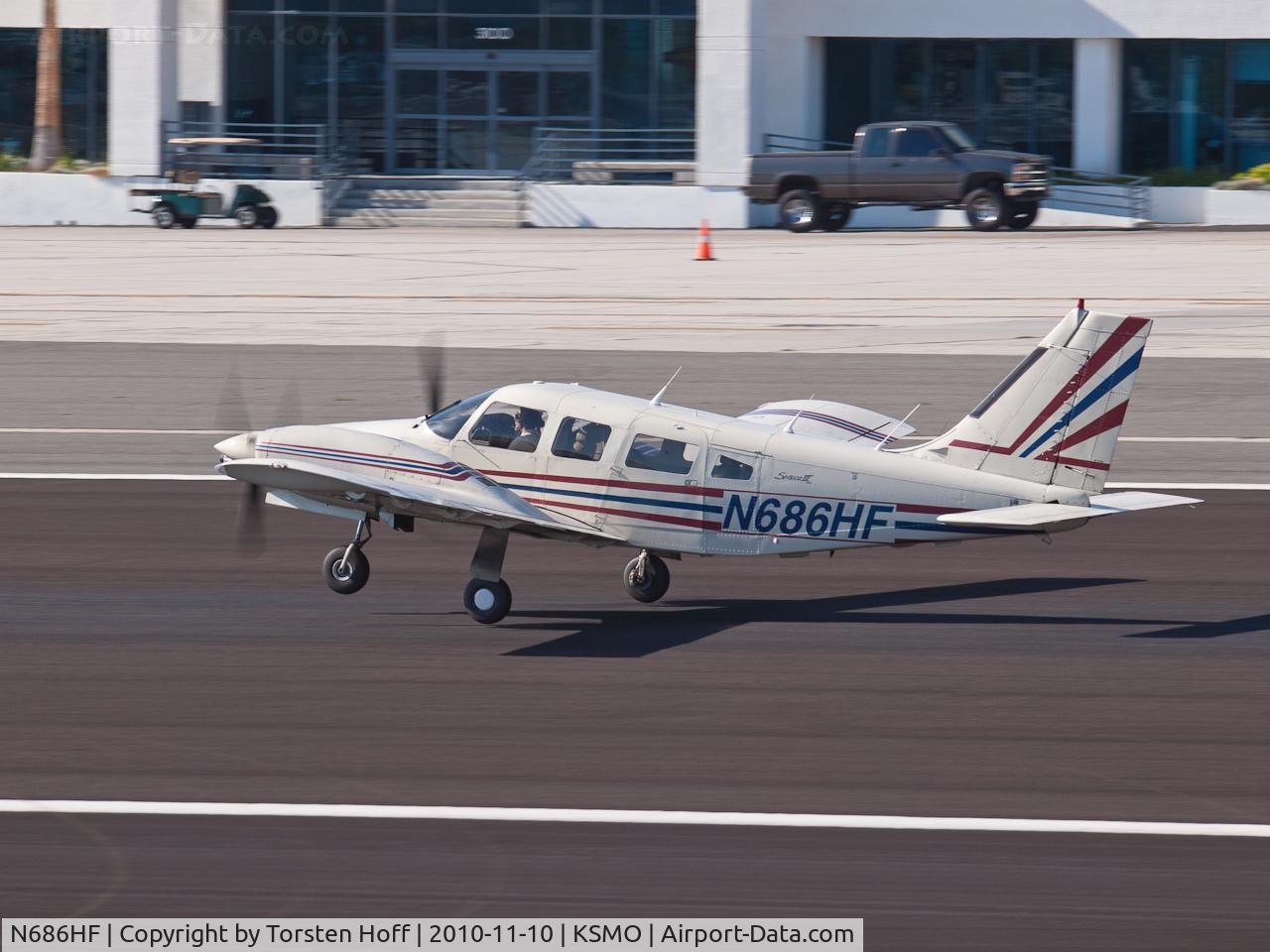 N686HF, 1982 Piper PA-34-220T Seneca C/N 348233176, N686HF departing from RWY 21