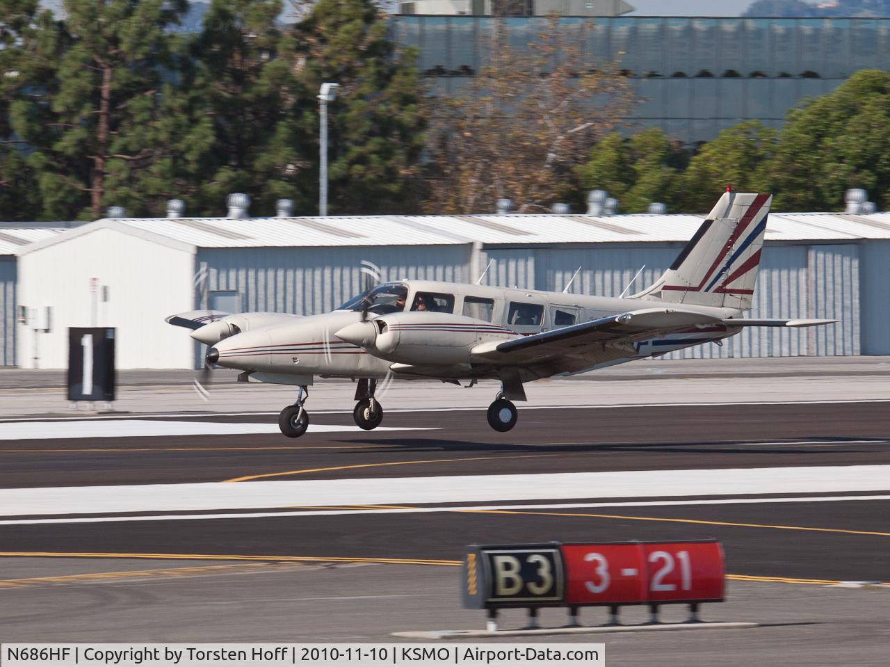 N686HF, 1982 Piper PA-34-220T Seneca C/N 348233176, N686HF arriving on RWY 21