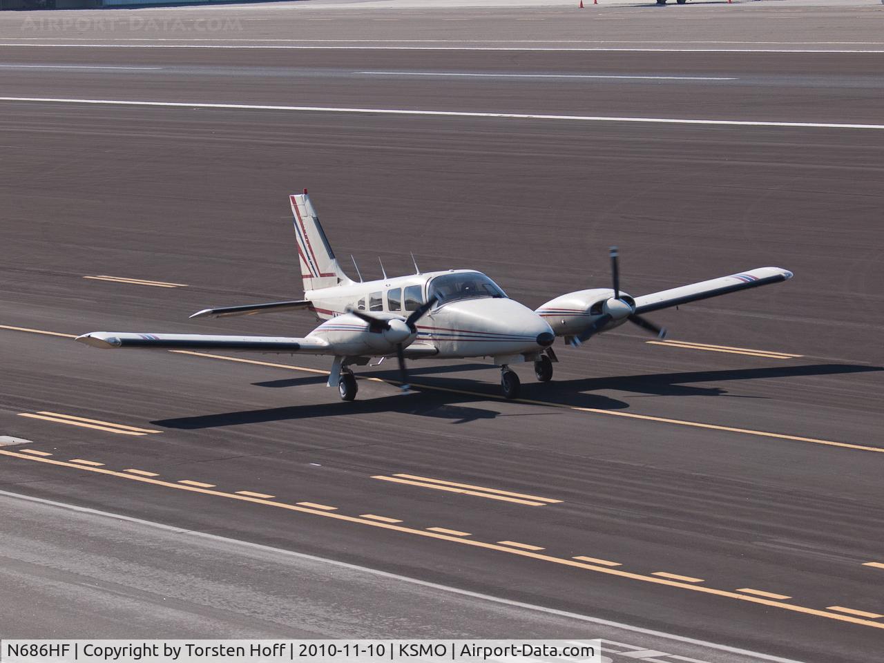 N686HF, 1982 Piper PA-34-220T Seneca C/N 348233176, N686HF taxiing