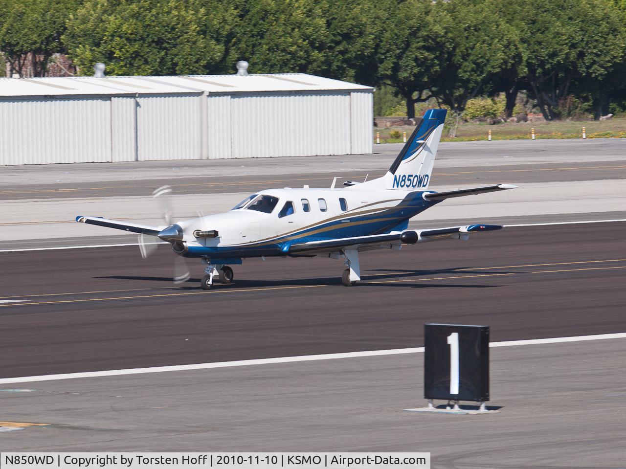 N850WD, Socata TBM-700 C/N 498, N850WD departing from RWY 21