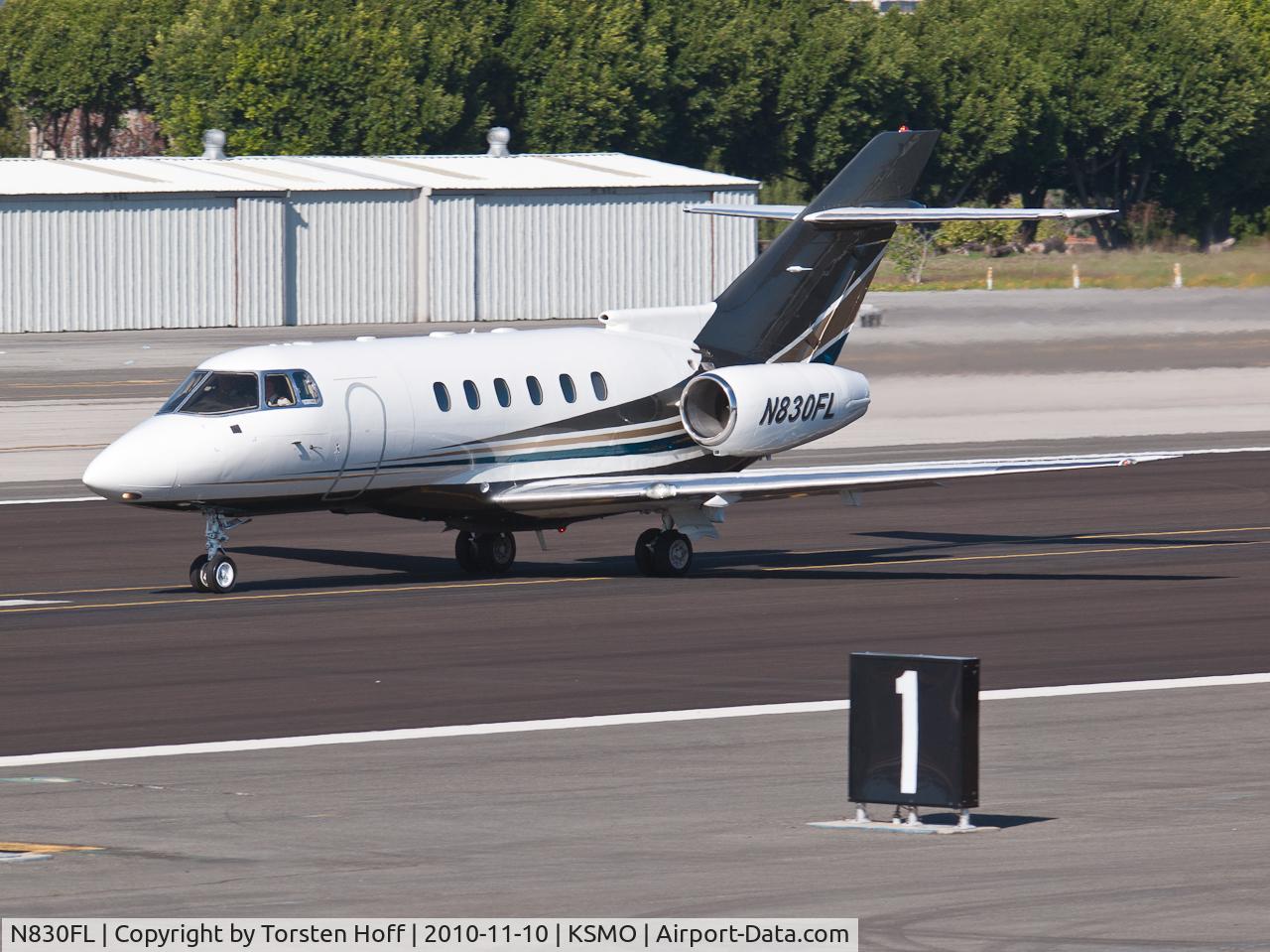 N830FL, 2000 Raytheon Hawker 800XP C/N 258483, N830FL departing from RWY 21