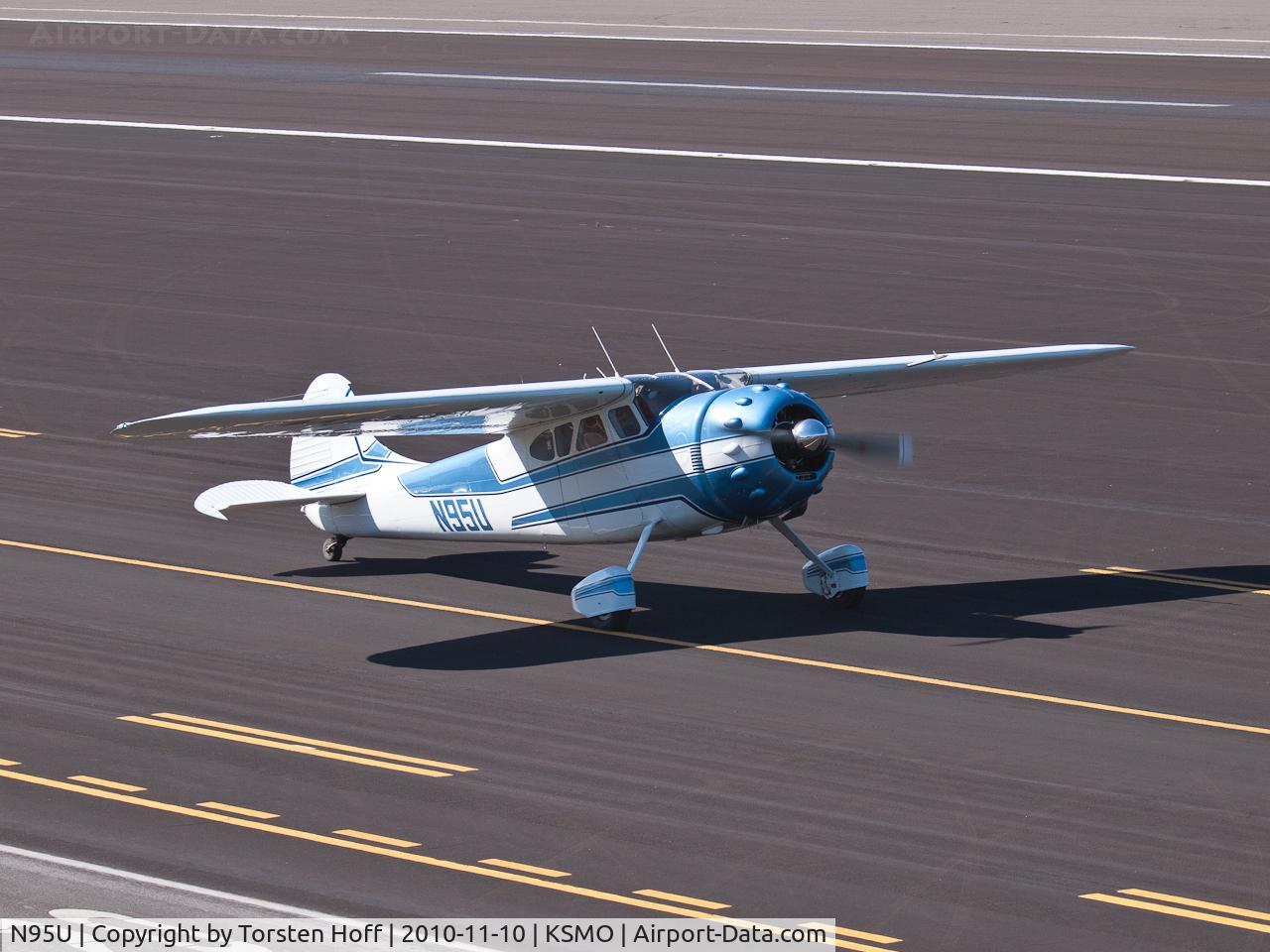 N95U, 1951 Cessna 195A C/N 7714, N95U taxiing