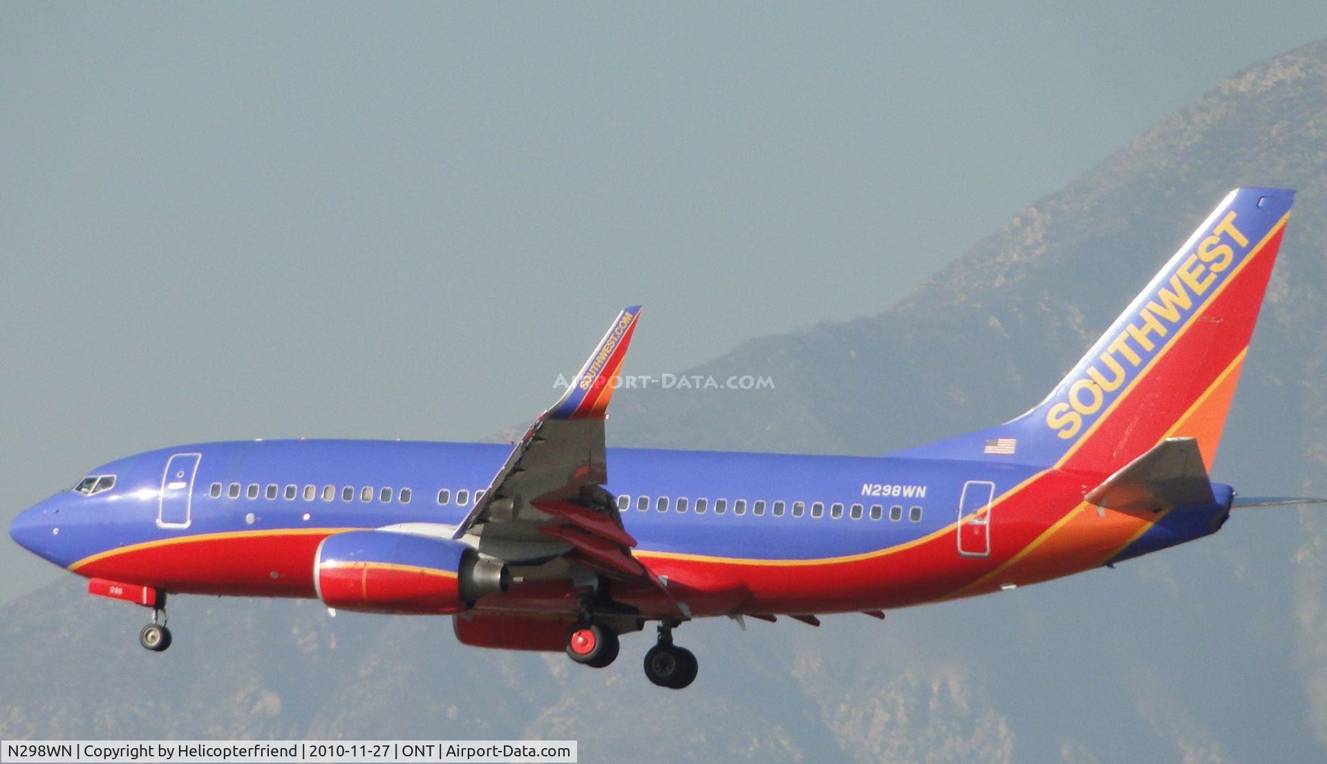 N298WN, 2007 Boeing 737-7H4 C/N 32543, On final to runway 26R approaching the outer fence