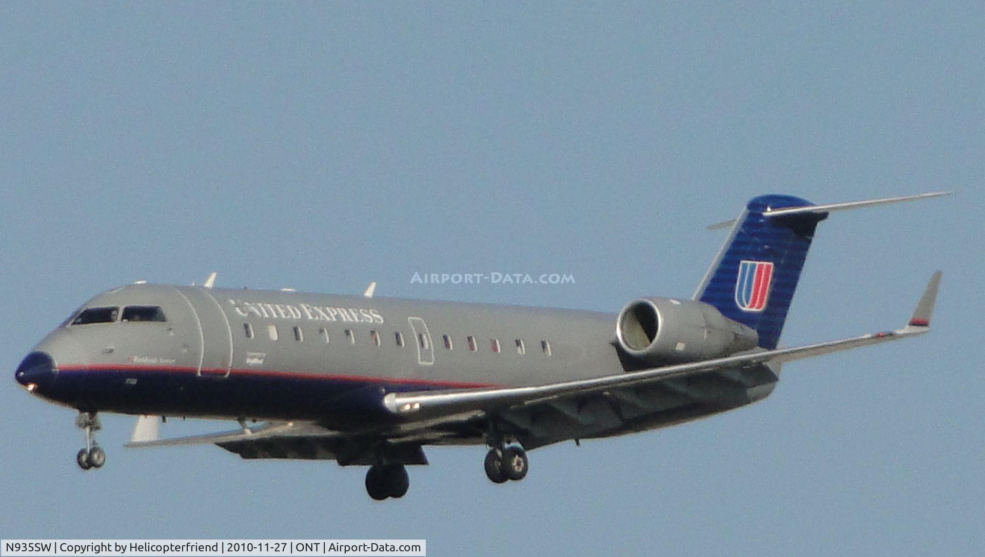N935SW, 2002 Bombardier CRJ-200LR (CL-600-2B19) C/N 7725, On final to runway 26R