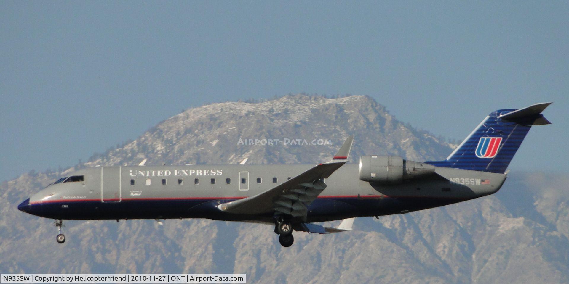 N935SW, 2002 Bombardier CRJ-200LR (CL-600-2B19) C/N 7725, Approaching outer fence to runway 26R