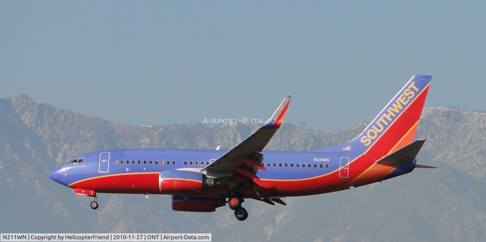 N211WN, 2005 Boeing 737-7H4 C/N 34163, Approaching the outer fence to runway 26R