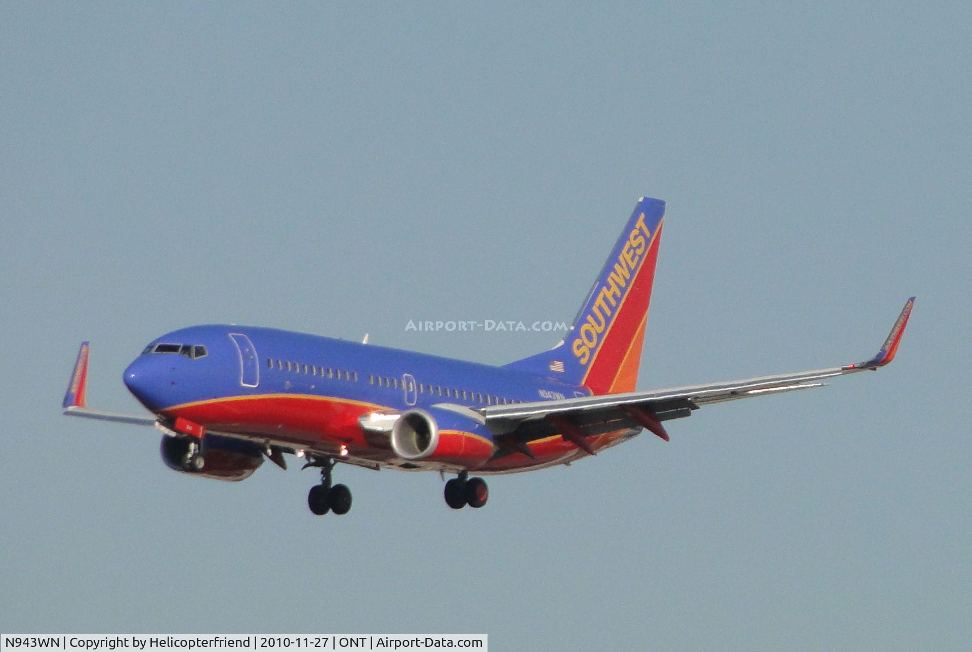 N943WN, 2010 Boeing 737-7H4 C/N 36913, On final approach to runway 26R