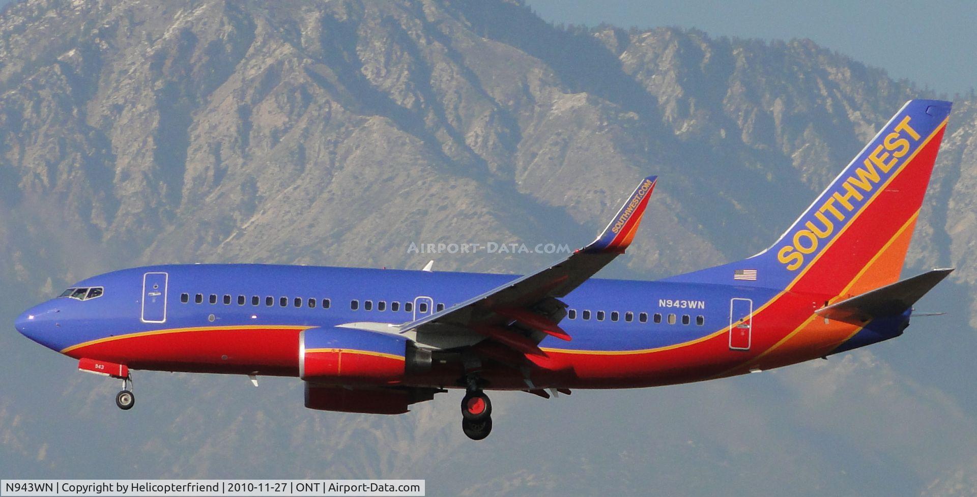 N943WN, 2010 Boeing 737-7H4 C/N 36913, Approaching the outer fence to runway 26R