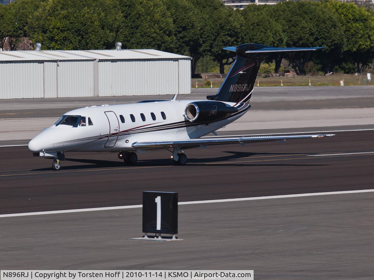N896RJ, 1990 Cessna 650 C/N 650-0178, N896RJ departing from RWY 21