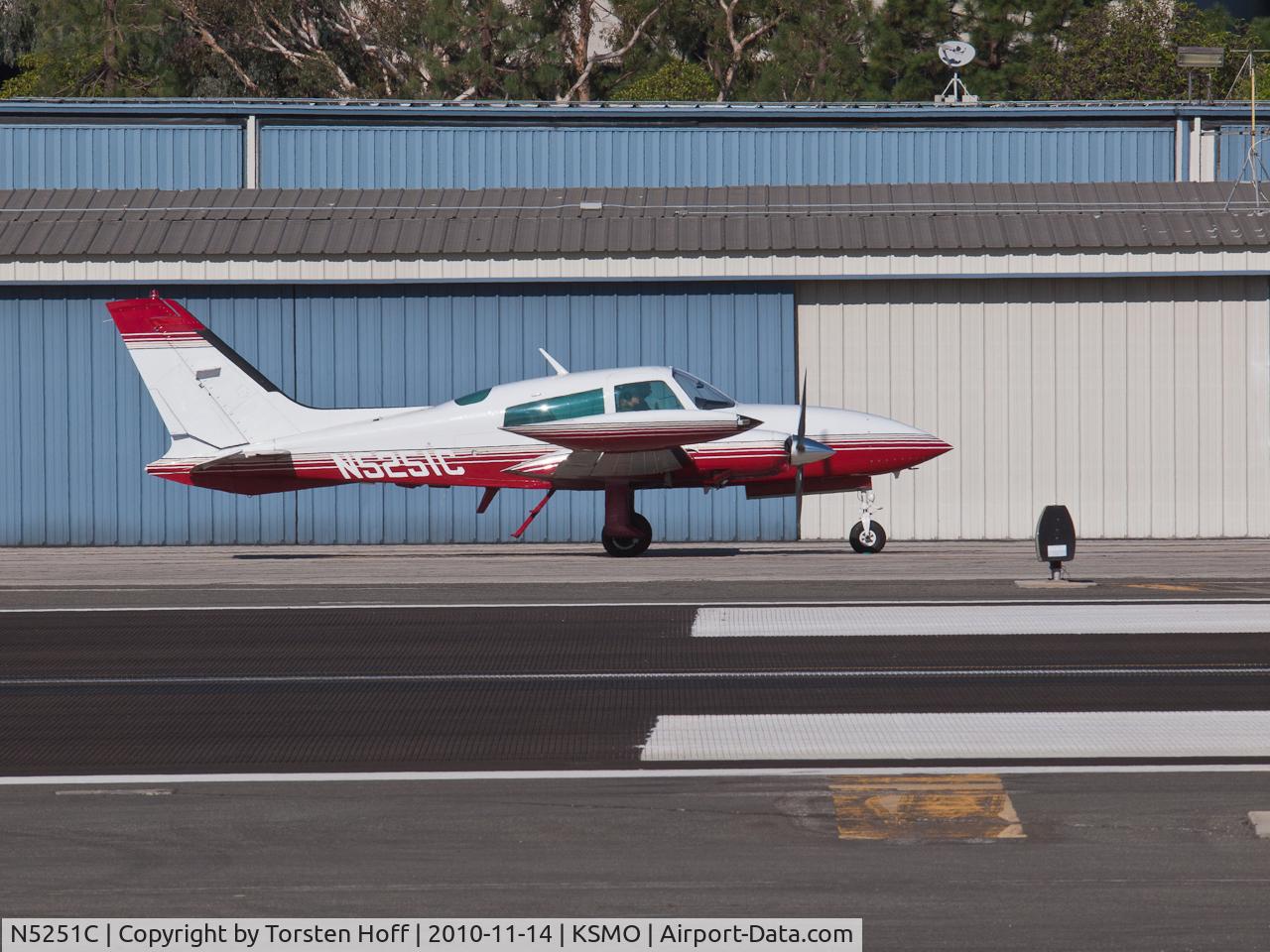 N5251C, 1978 Cessna T310R C/N 310R1526, N5251C taxiing