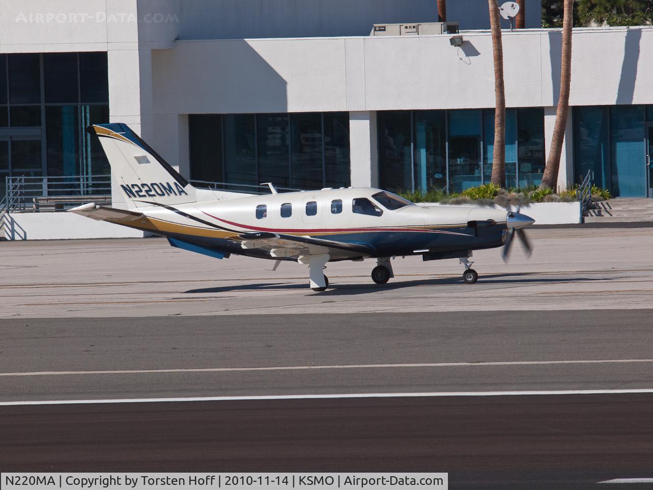 N220MA, 2002 Socata TBM-700 C/N 248, N220MA taxiing