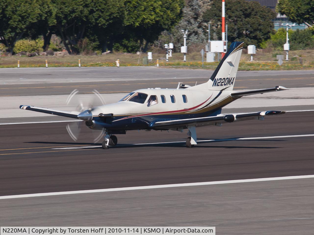 N220MA, 2002 Socata TBM-700 C/N 248, N220MA departing from RWY 21