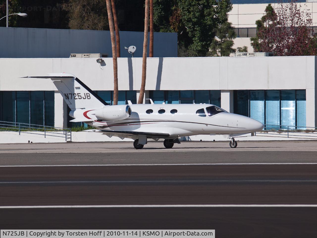 N725JB, 2007 Cessna 510 Citation Mustang C/N 510-0030, N725JB taxiing