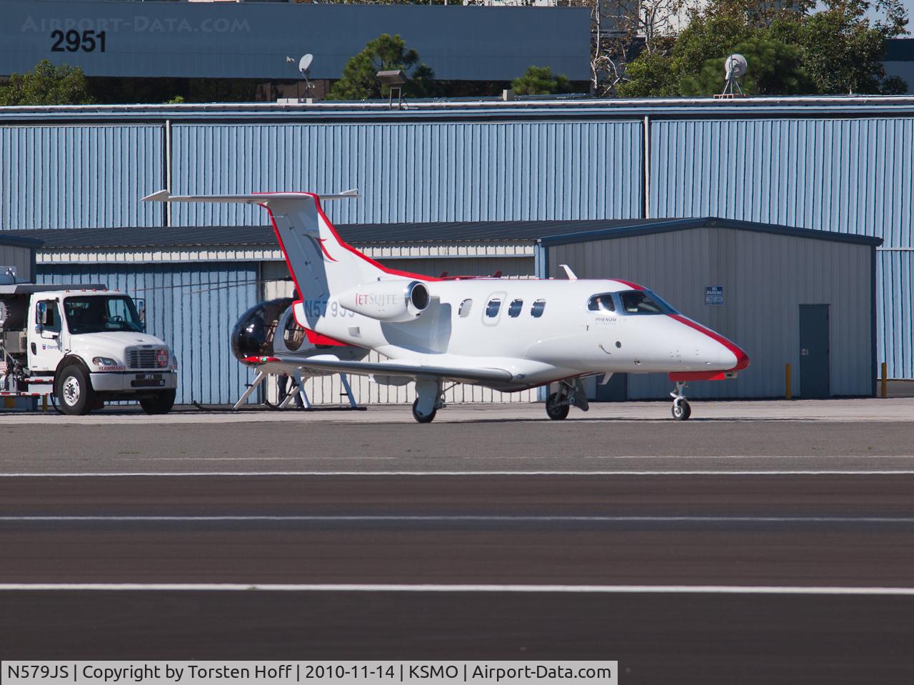 N579JS, 2009 Embraer EMB-500 Phenom 100 C/N 50000064, N579JS taxiing