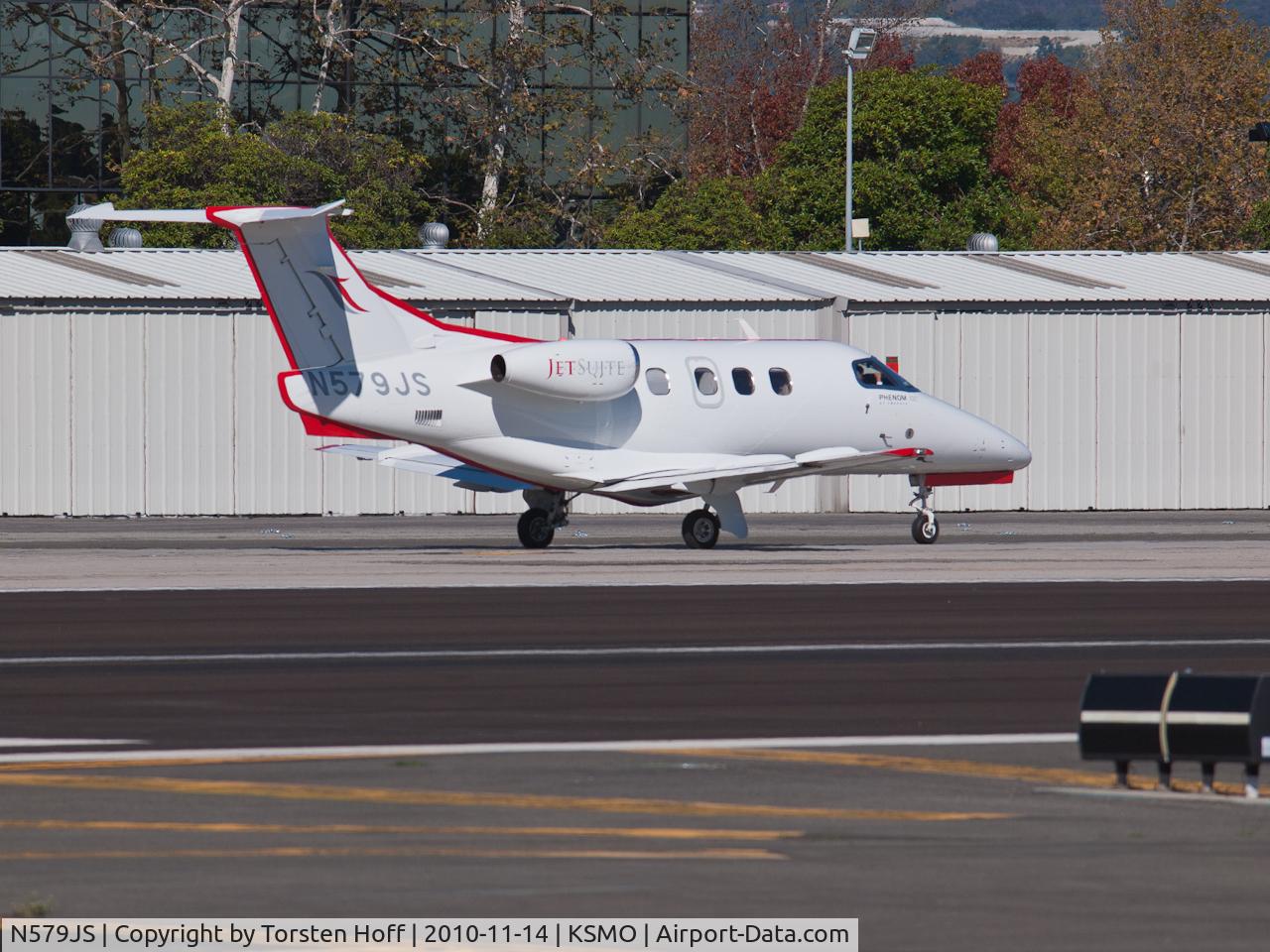 N579JS, 2009 Embraer EMB-500 Phenom 100 C/N 50000064, N579JS taxiing