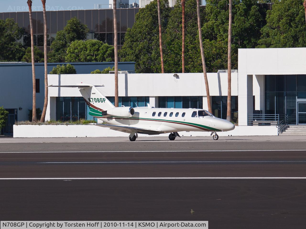 N708GP, 2003 Cessna CitationJet CJ2 C/N 525A0154, N708GP taxiing