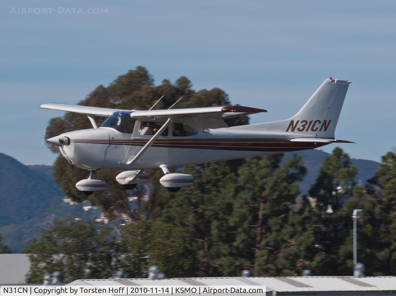 N31CN, 1976 Cessna 172N C/N 17267936, N31CN arriving on RWY 21