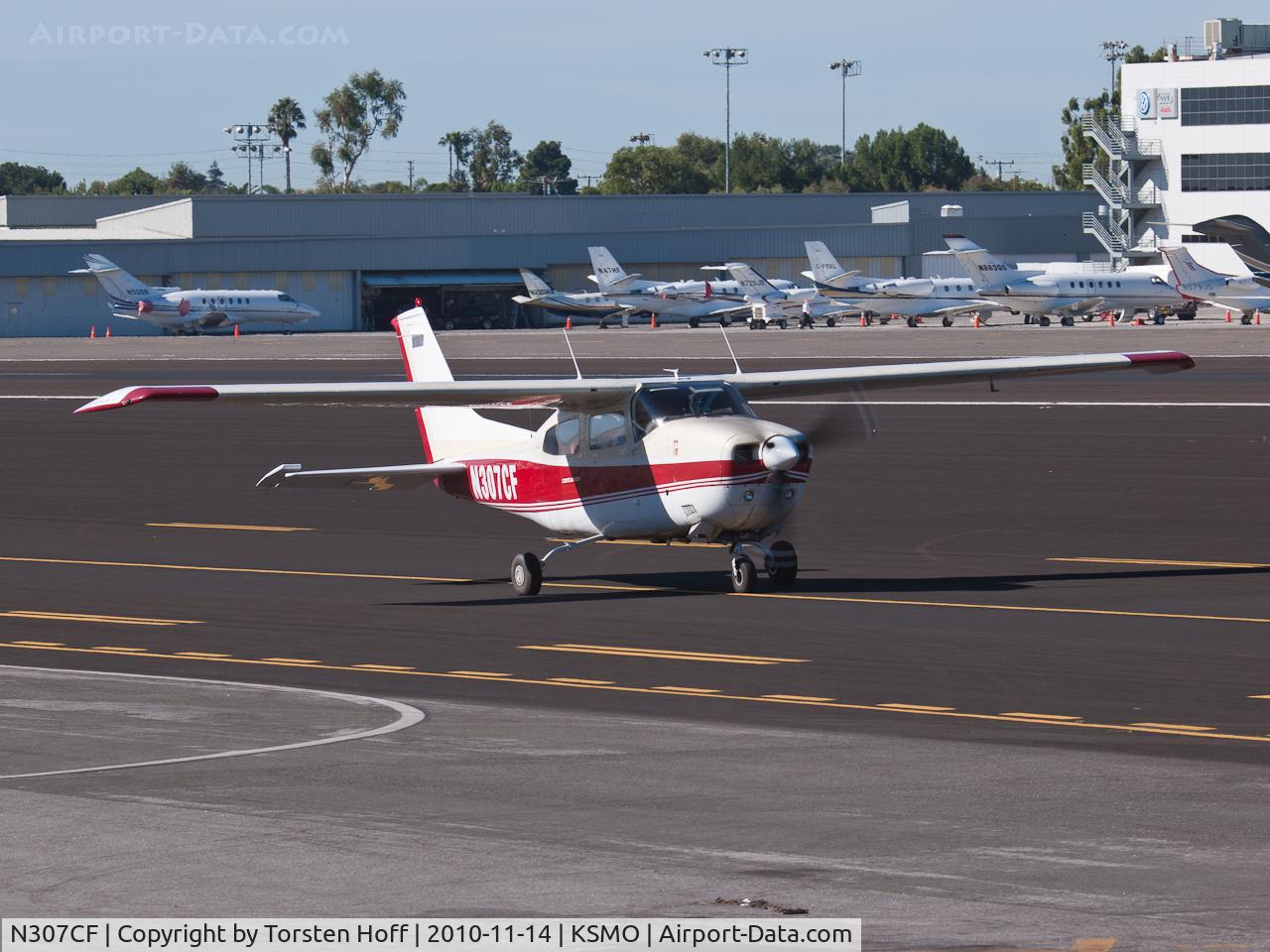 N307CF, 1973 Cessna 210L Centurion C/N 21059961, N307CF taxiing