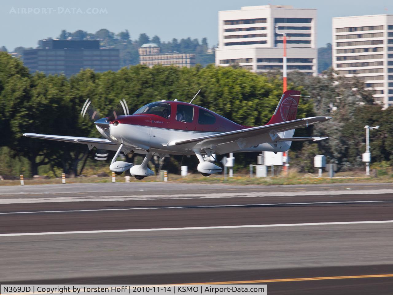 N369JD, Cirrus SR22 C/N 3686, N369JD arriving on RWY 21