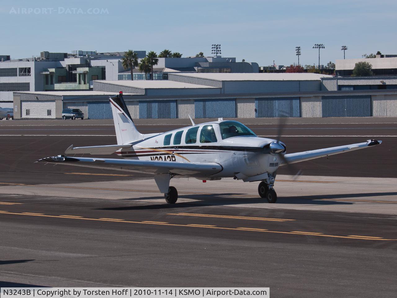 N3243B, 1999 Raytheon Aircraft Company A36 Bonanza C/N E-3243, N3243B taxiing