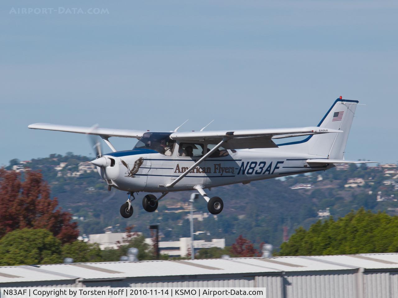 N83AF, 2001 Cessna 172R C/N 17281052, N83AF arriving on RWY 21