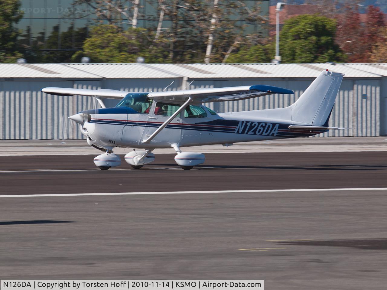 N126DA, Cessna 172N C/N 17270977, N126DA departing from RWY 21