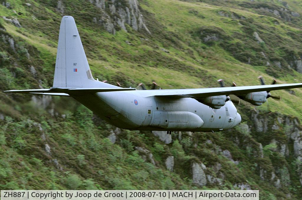 ZH887, 1999 Lockheed Martin C-130J Hercules C.5 C/N 382-5485, It was an impressive sight this large aircraft moving through the valley.