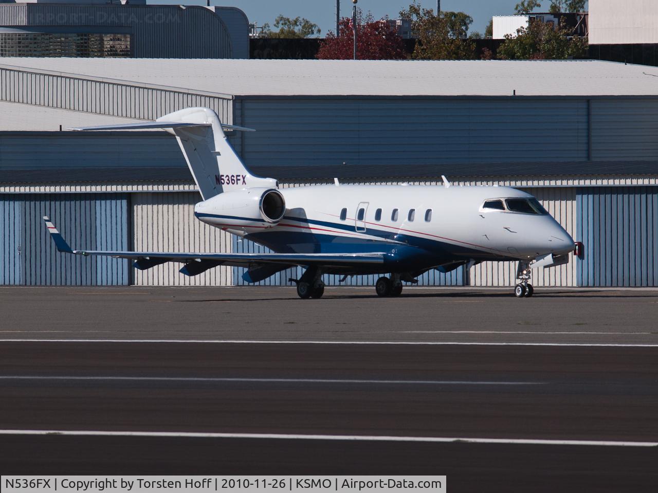 N536FX, 2007 Bombardier Challenger 300 (BD-100-1A10) C/N 20171, N536FX taxiing