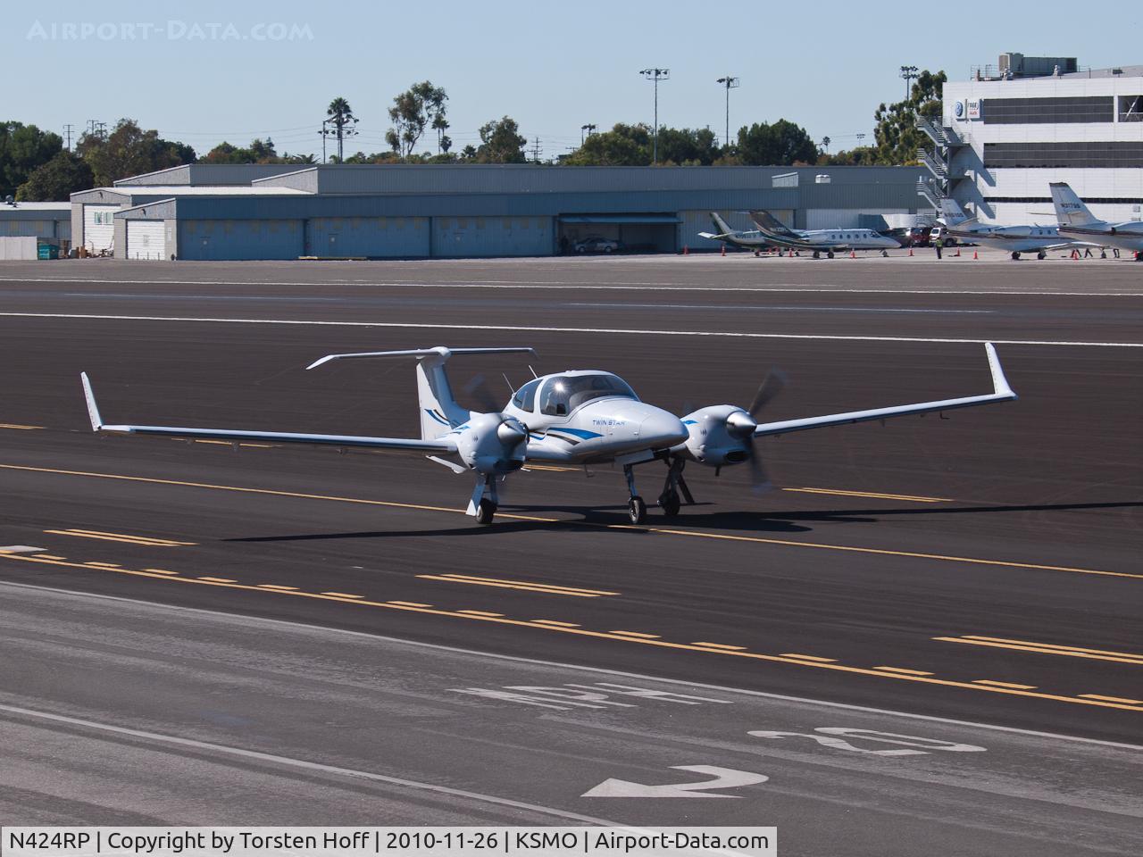 N424RP, 2007 Diamond DA-42 Twin Star C/N 42.AC039, N424RP taxiing