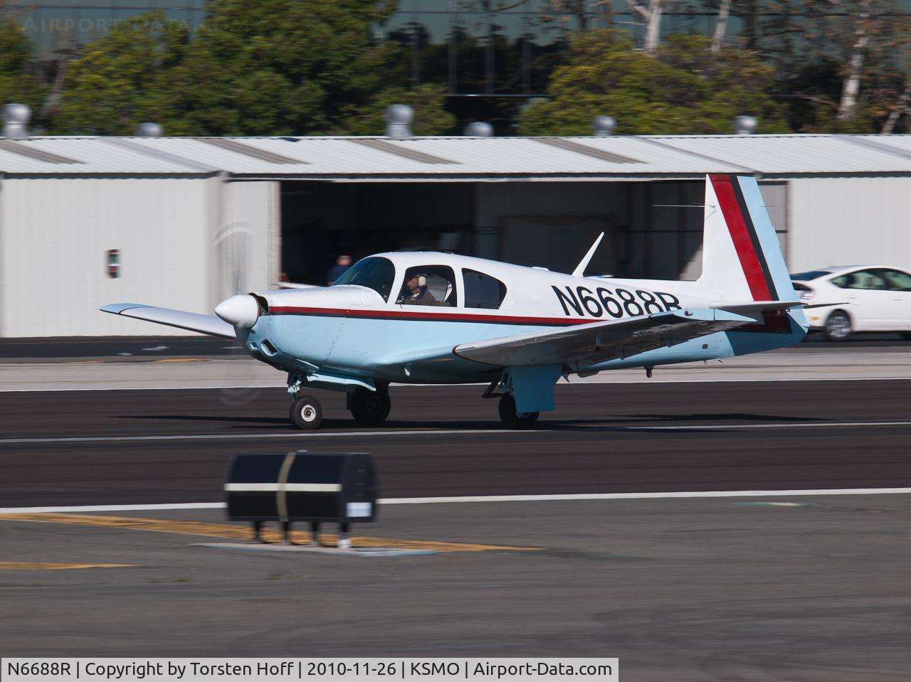 N6688R, 1964 Mooney M20E C/N 431, N6688R departing from RWY 21