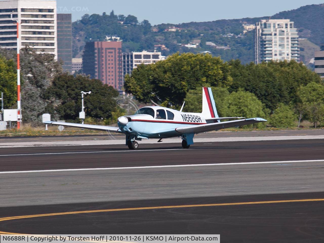 N6688R, 1964 Mooney M20E C/N 431, N6688R departing from RWY 21