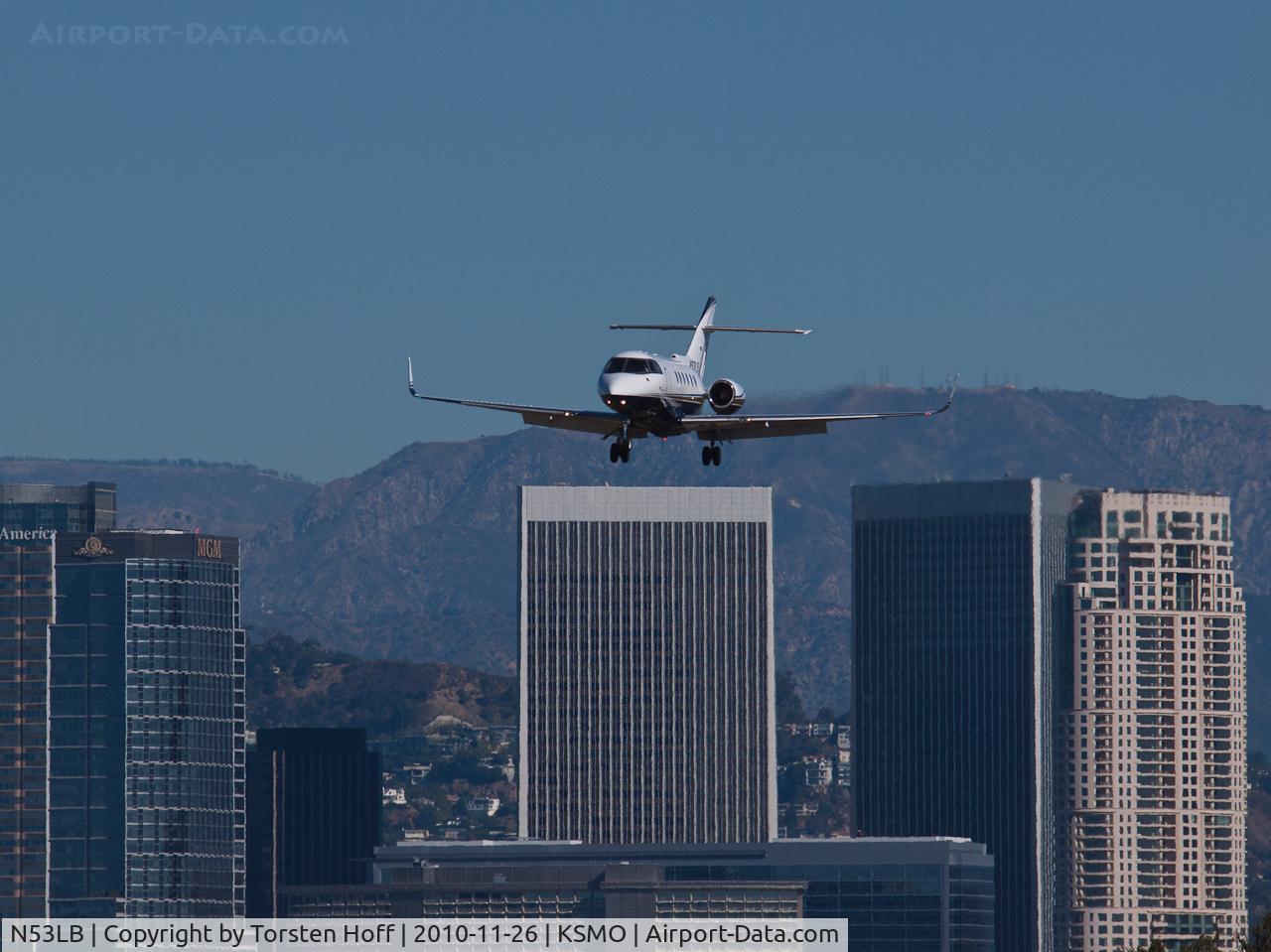 N53LB, 1997 Raytheon Hawker 800XP C/N 258332, N53LB on short final for RWY 21