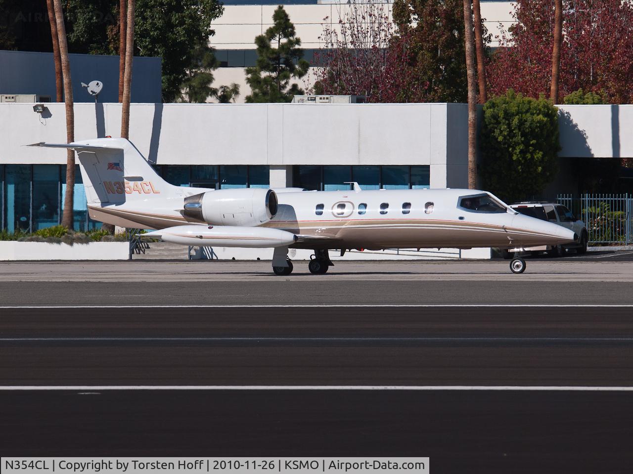 N354CL, 1982 Gates Learjet 35A C/N 493, N354CL taxiing