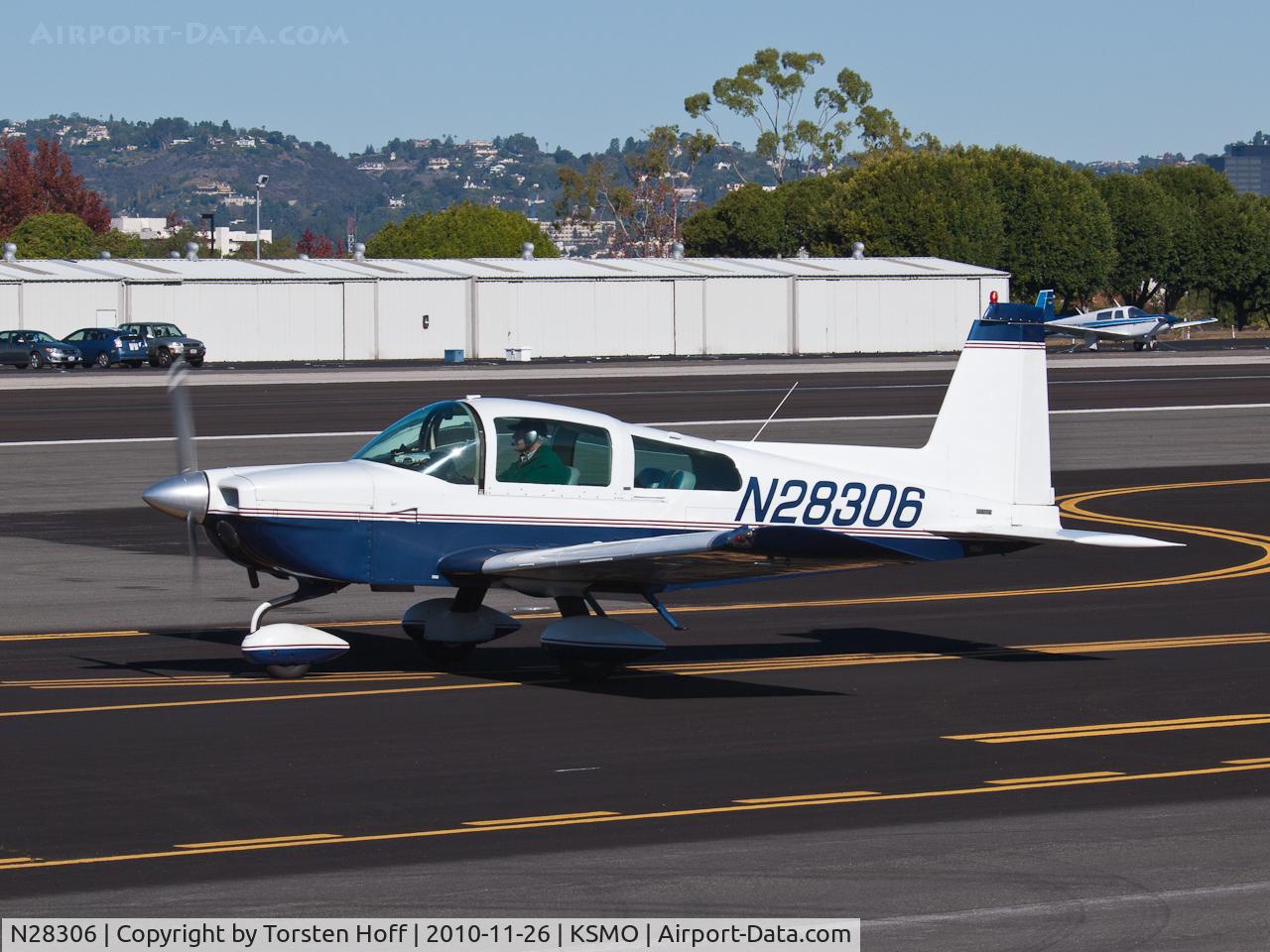 N28306, 1977 Grumman American AA-5B Tiger C/N AA5B0550, N28306 taxiing