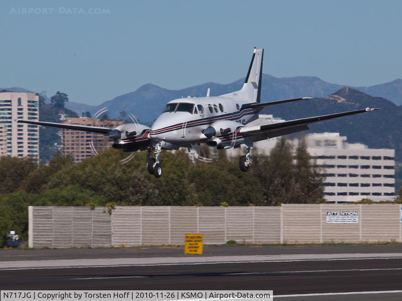 N717JG, 1975 Beech C90 King Air C/N LJ-672, N717JG arriving on RWY 21
