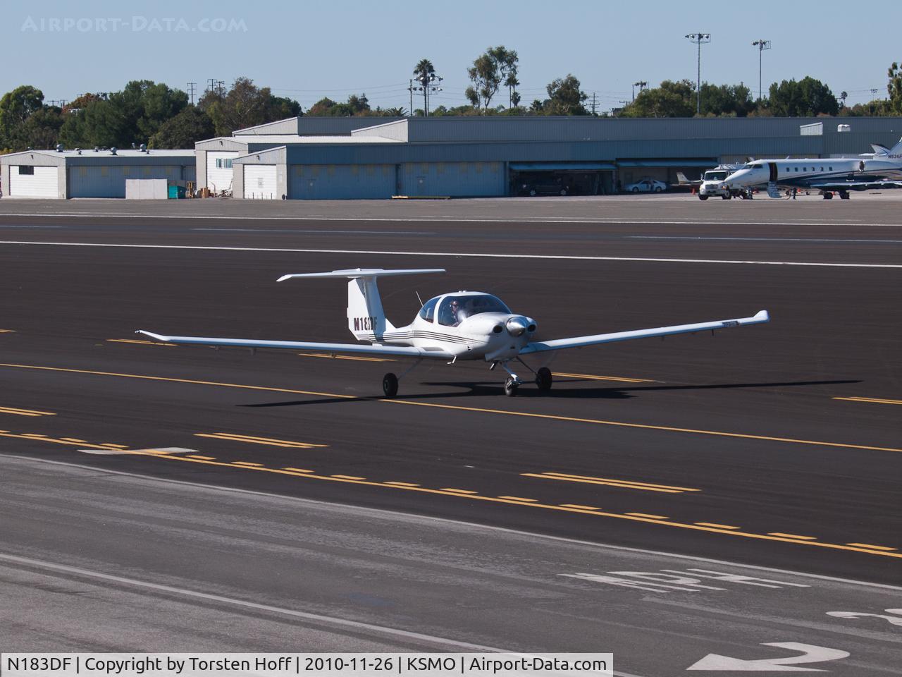N183DF, 2004 Diamond DA-40 Diamond Star C/N 40.385, N183DF taxiing