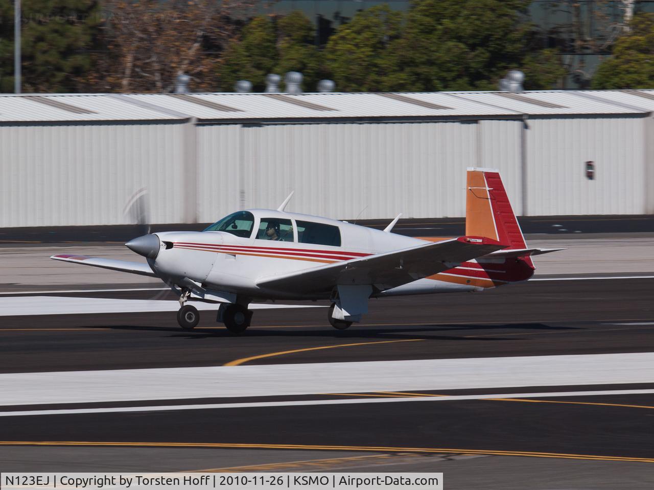 N123EJ, 1978 Mooney M20J 201 C/N 24-0737, N123EJ departing from RWY 21
