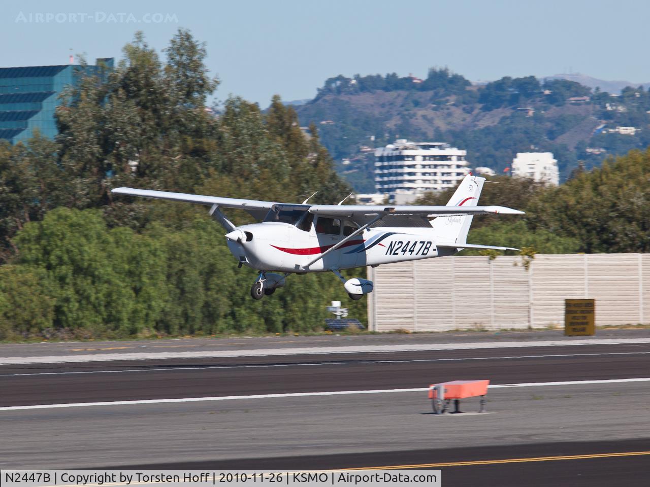 N2447B, 1999 Cessna 172R C/N 17280801, N2447B arriving on RWY 21