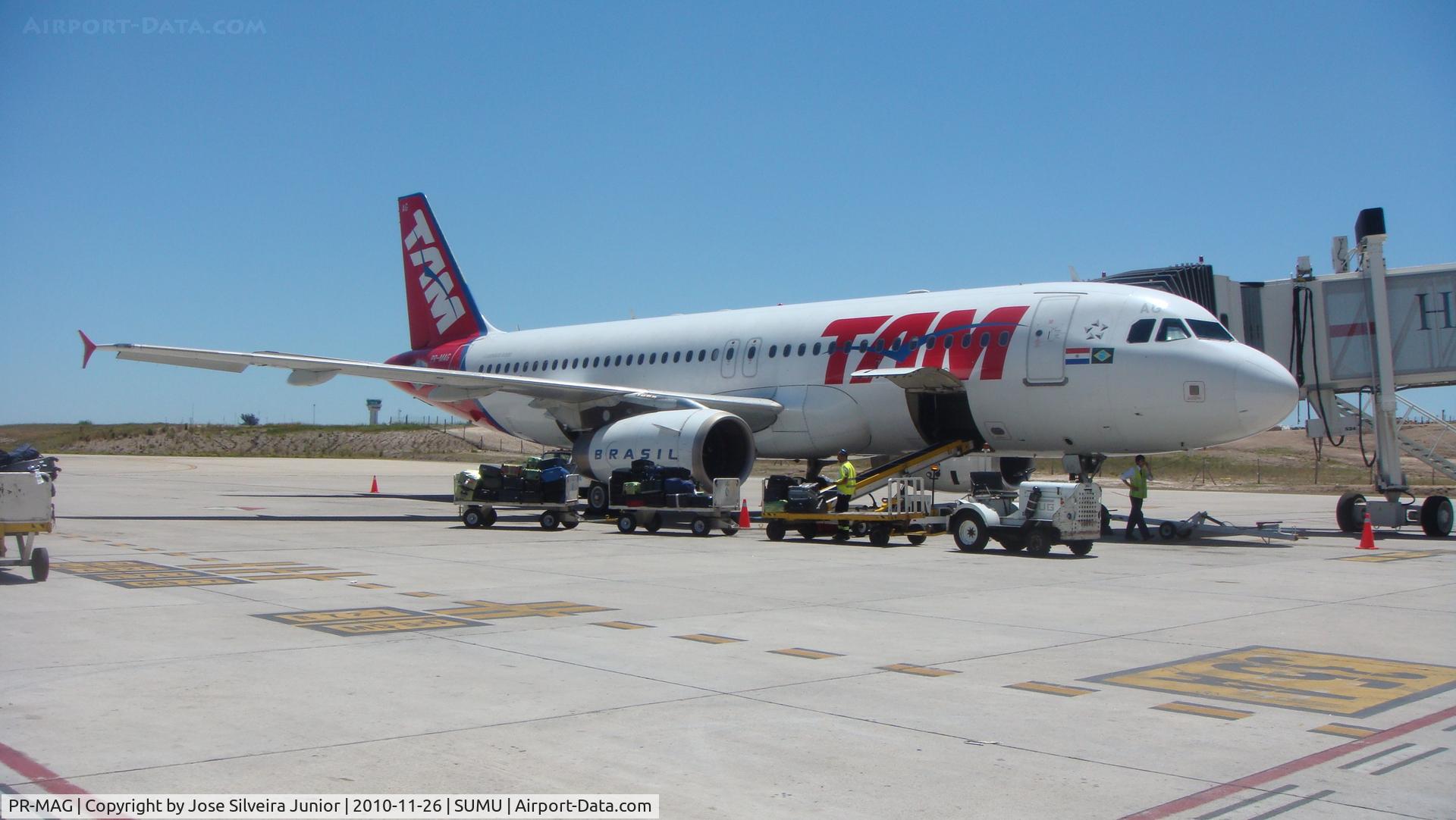 PR-MAG, 2004 Airbus A320-232 C/N 1832, TAM at Carrasco waiting passengers to Brazil