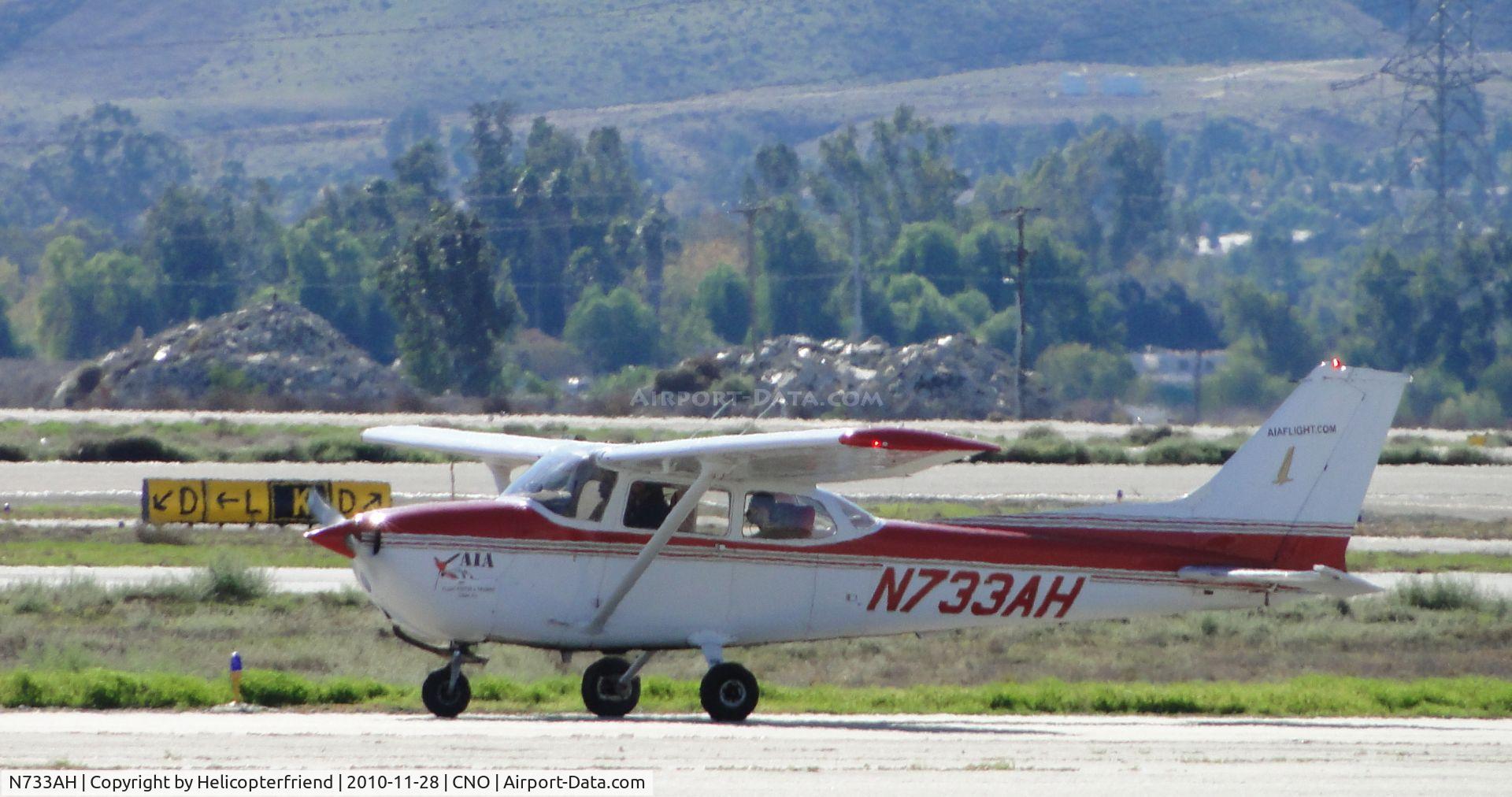 N733AH, 1976 Cessna 172N C/N 17268141, Taxiing eastbound to take off