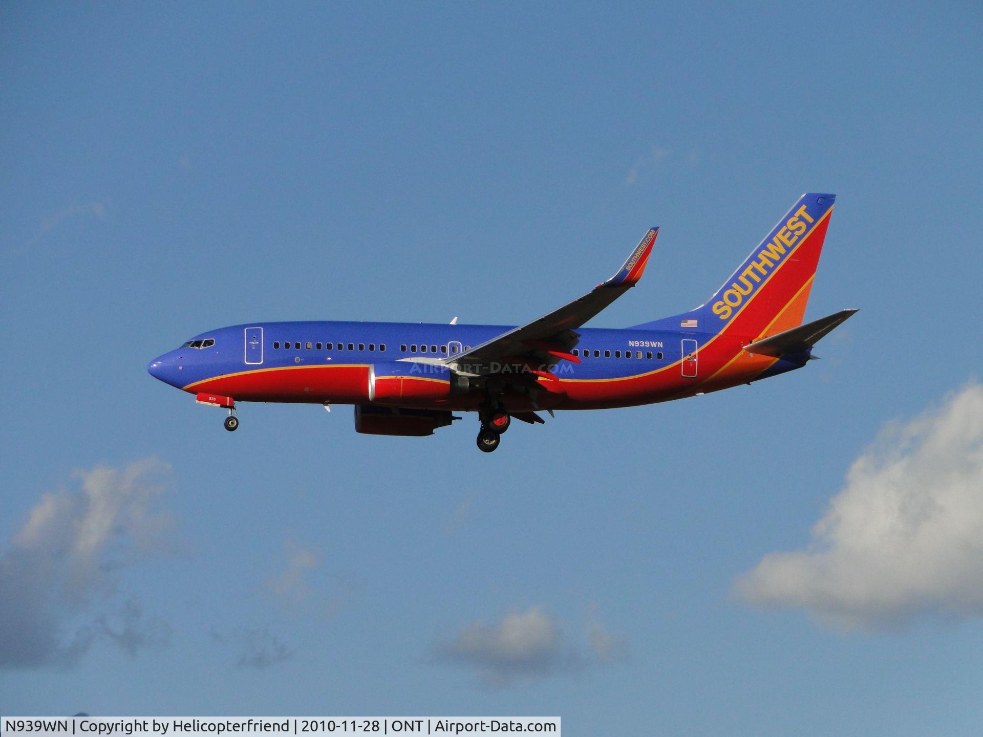 N939WN, 2009 Boeing 737-7H4 C/N 36646, On final to runway 26R