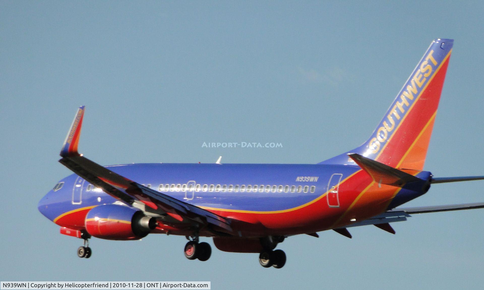N939WN, 2009 Boeing 737-7H4 C/N 36646, Passing over the outer fence enroute to runway 26R