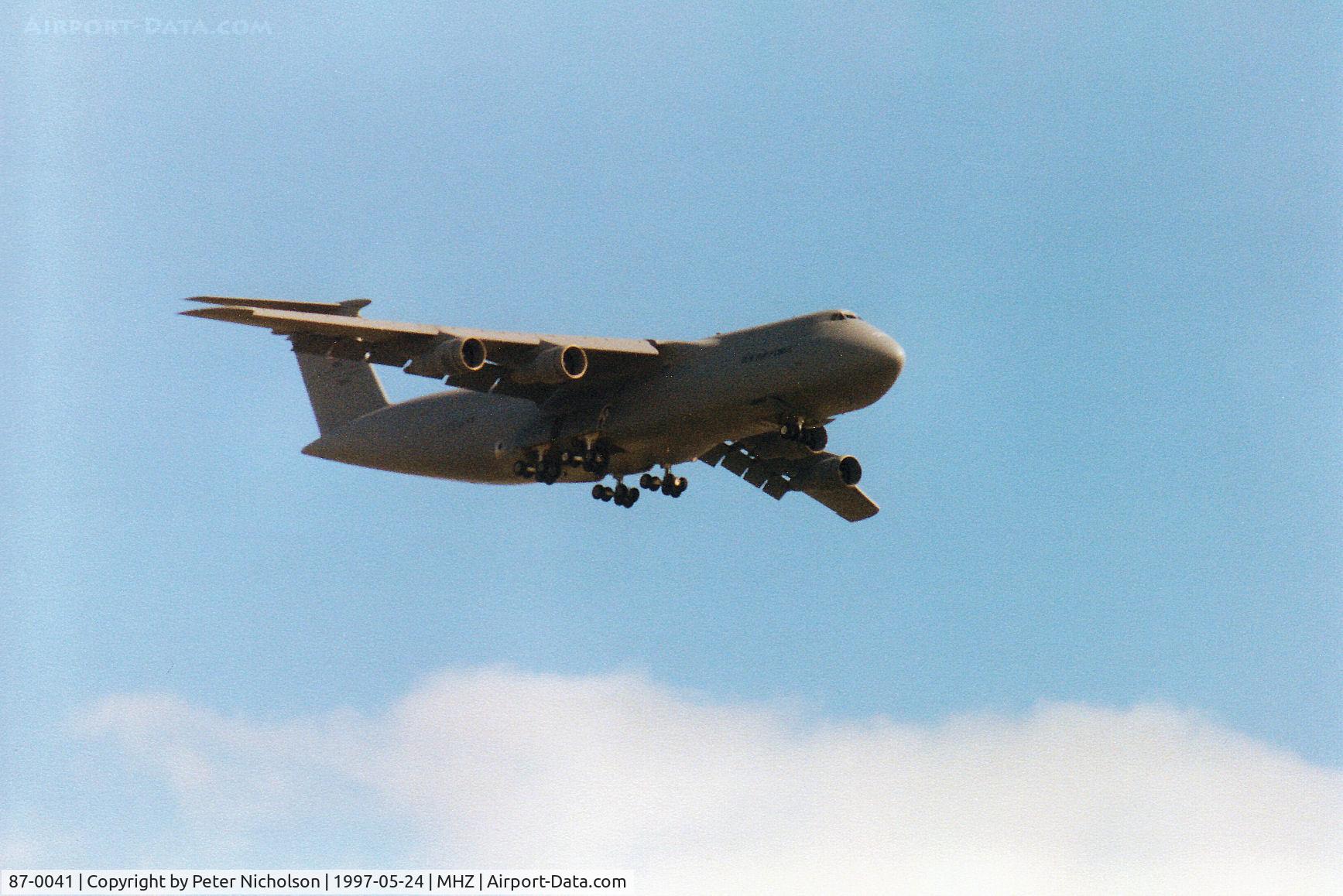 87-0041, 1987 Lockheed C-5B Galaxy C/N 500-0127, C-5B Galaxy, callsign Reach 7041, of Dover AFB's 436th Airlift Wing en route to Germany gave a fly-past at the 1997 RAF Mildenhall Air Fete.