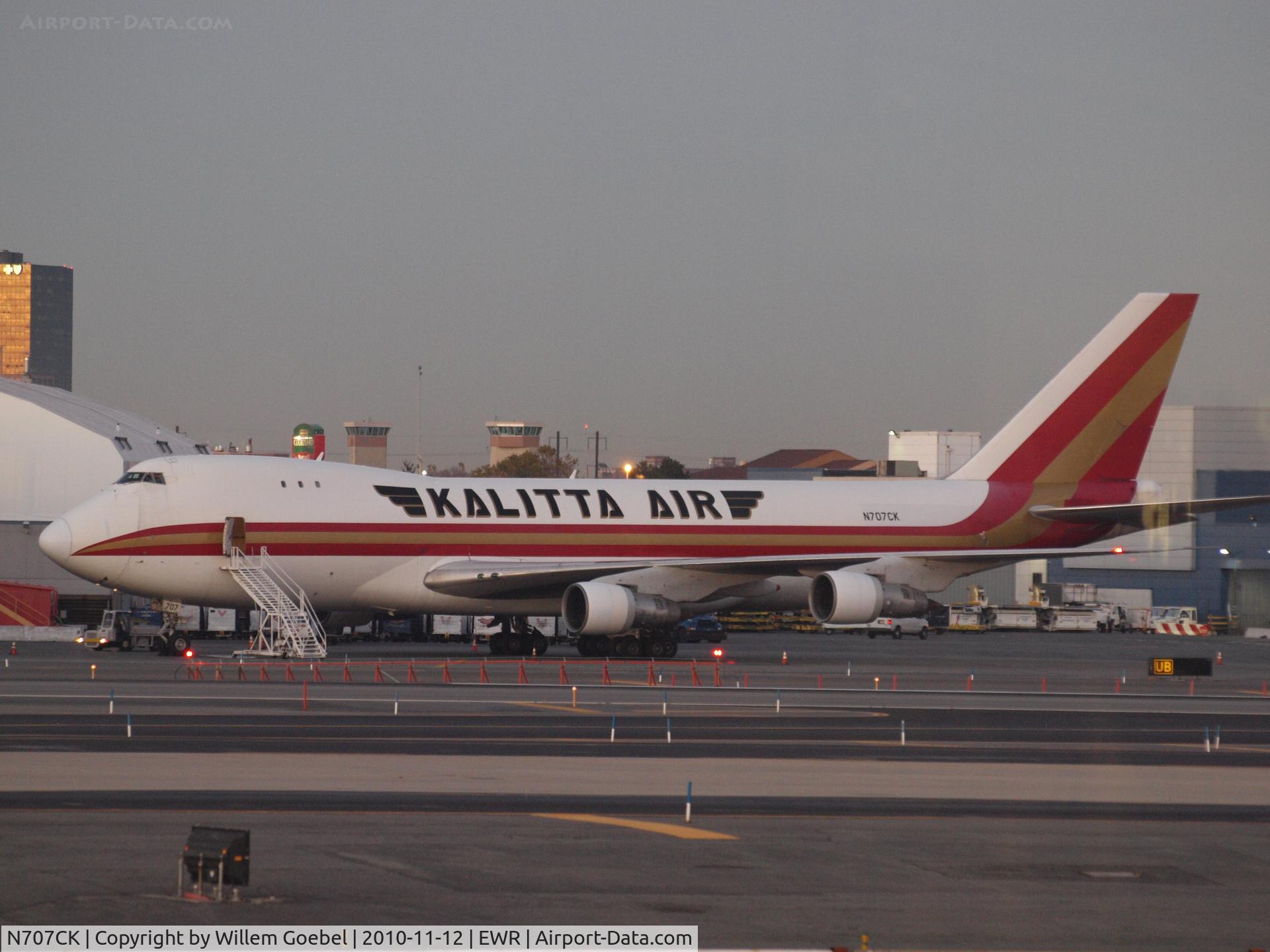 N707CK, 1978 Boeing 747-269B C/N 21541, Loading in de evening on Newark airport