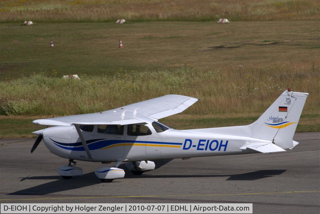 D-EIOH, 1999 Cessna 172S C/N 172S8190, Private Cessna on Luebeck Airfield.