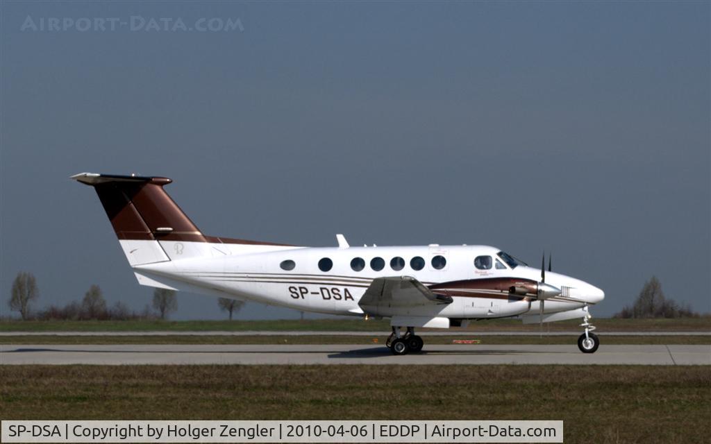 SP-DSA, 2007 Hawker Beechcraft B200GT King Air C/N BY-3, Taxiing to rwy 26R for a return flight to Poland.