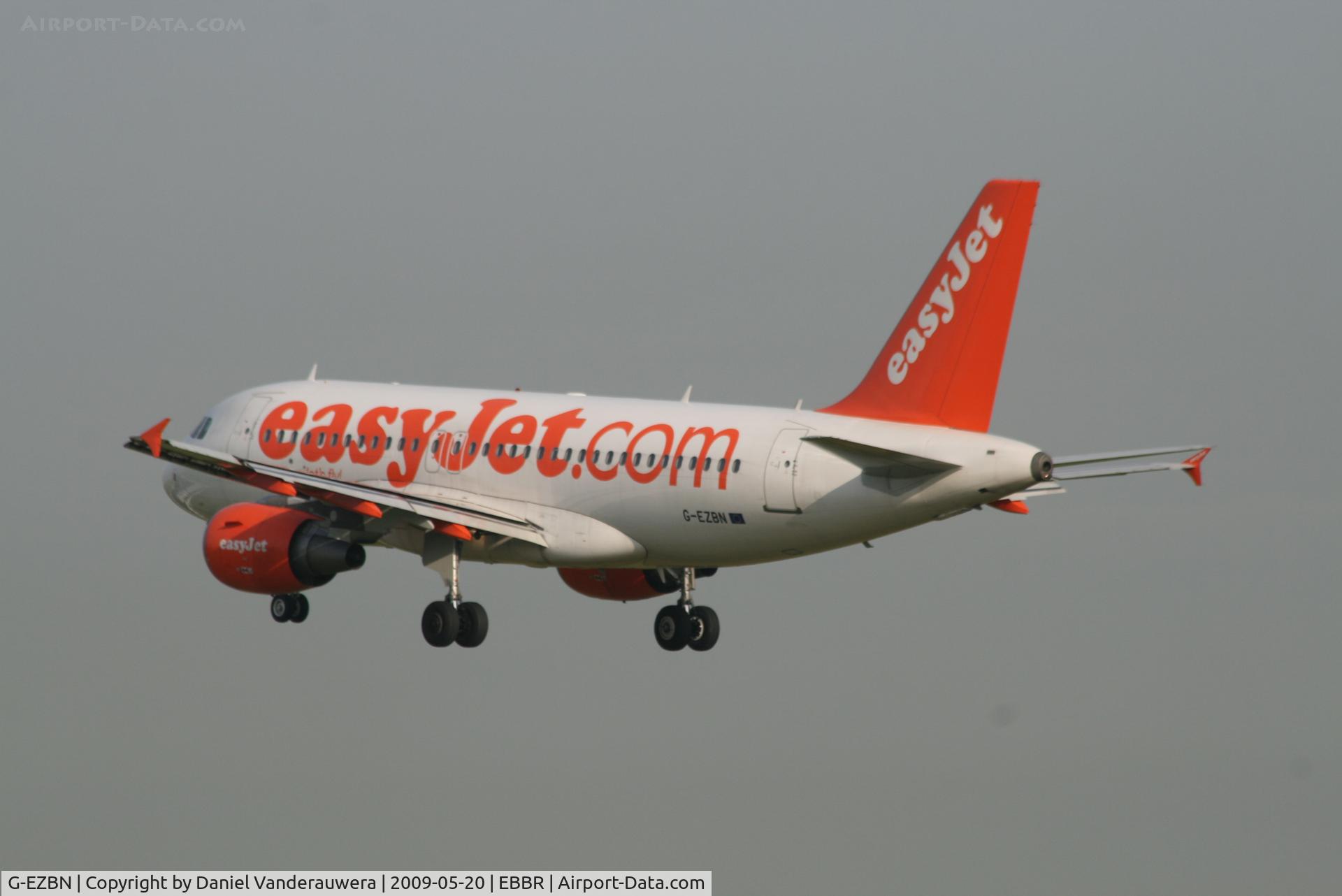 G-EZBN, 2007 Airbus A319-111 C/N 3061, Flight EZY2795 is descending to RWY 25L